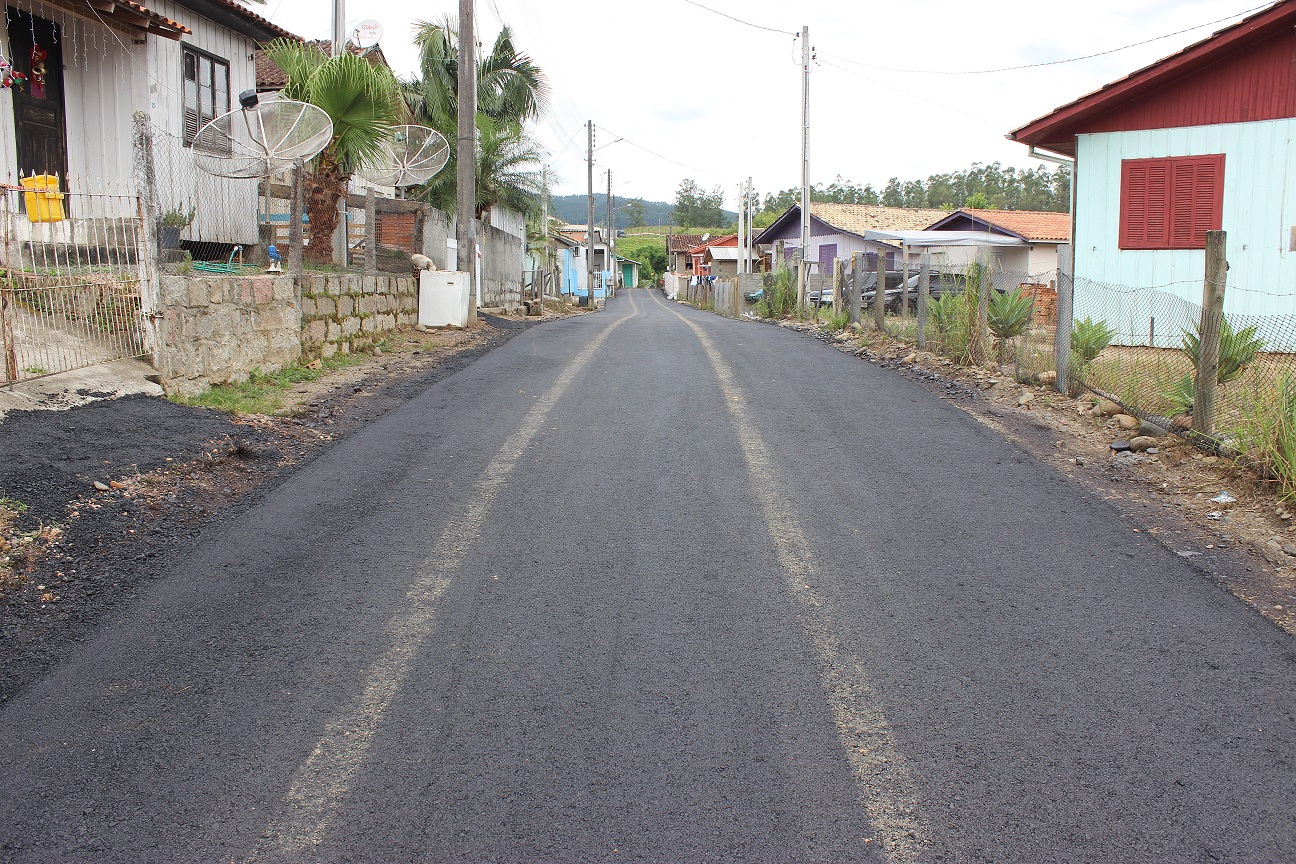 Servidão Henrique Hobold, no bairro Beira Rio, também já recebeu camada asfáltica