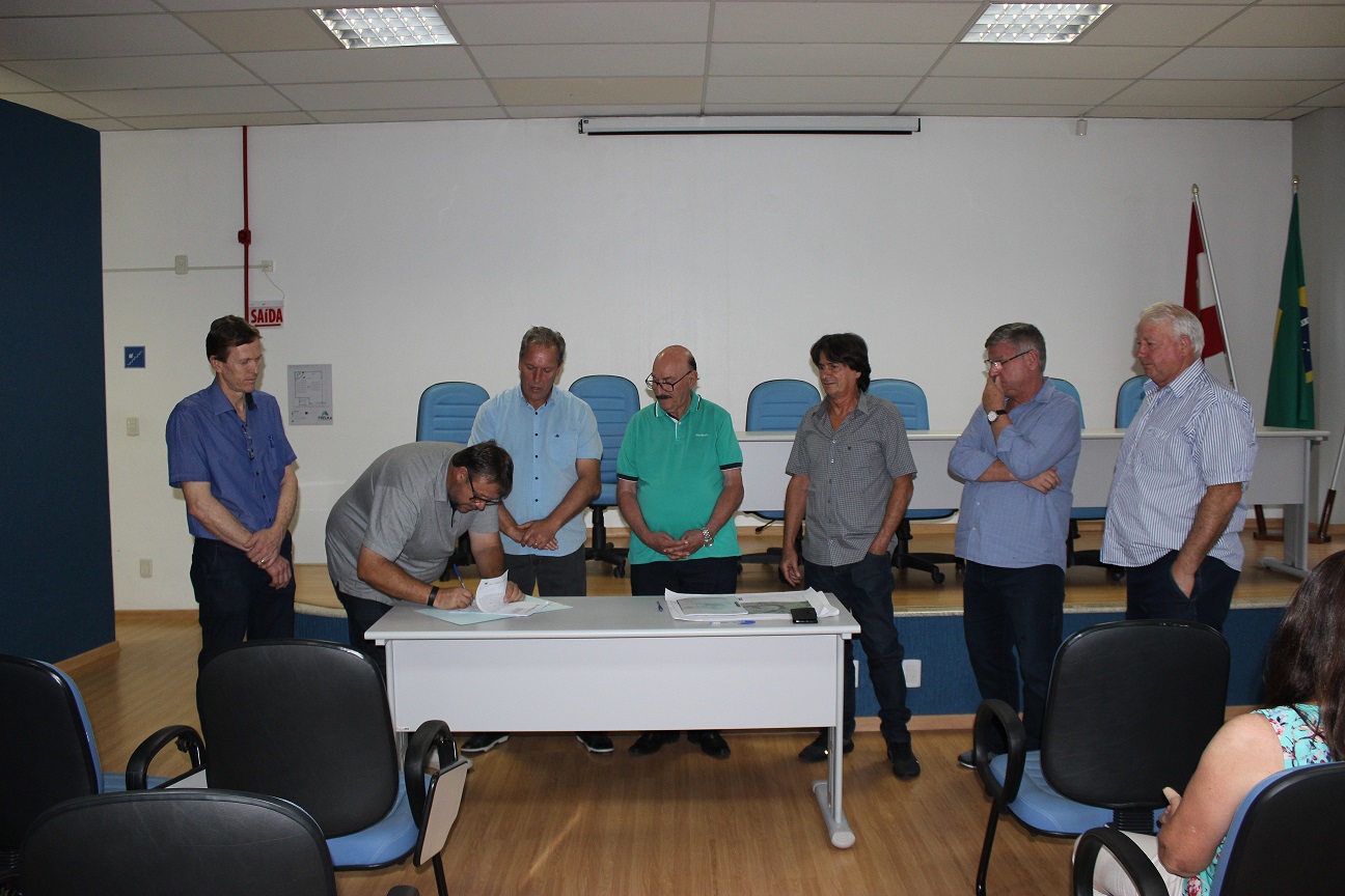 Dinheiro já está na conta para compra da camada asfáltica que pavimentará 498 metros da Avenida...