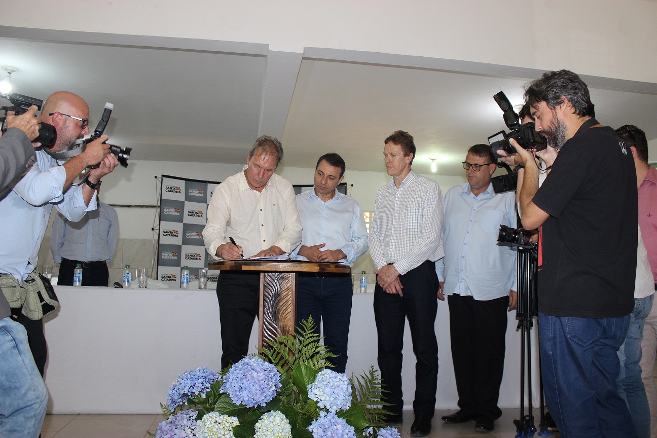 Governador Moisés visita São Ludgero e oficializa investimento de R$ 6,7 milhões em...