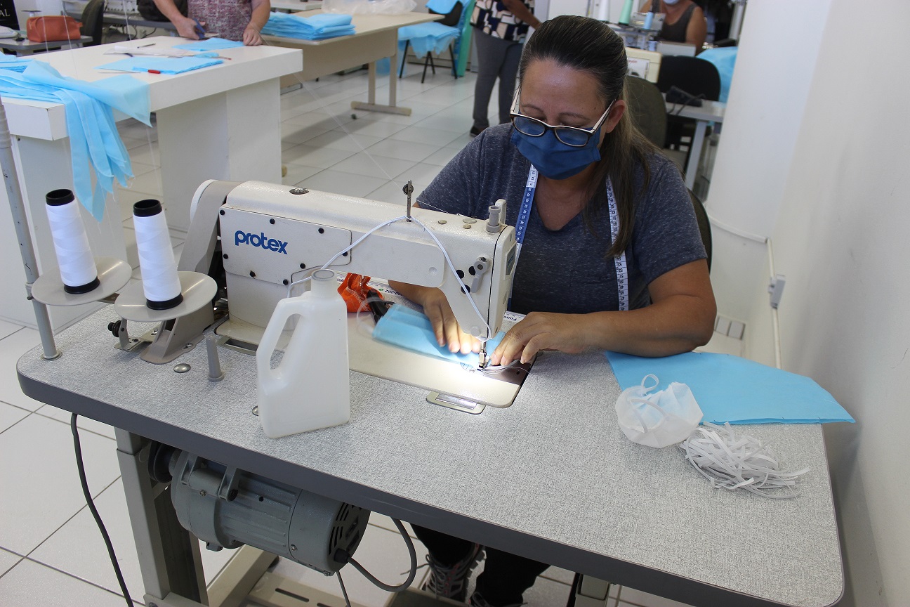 Voluntárias iniciam confecção de máscaras e jalecos em São Ludgero