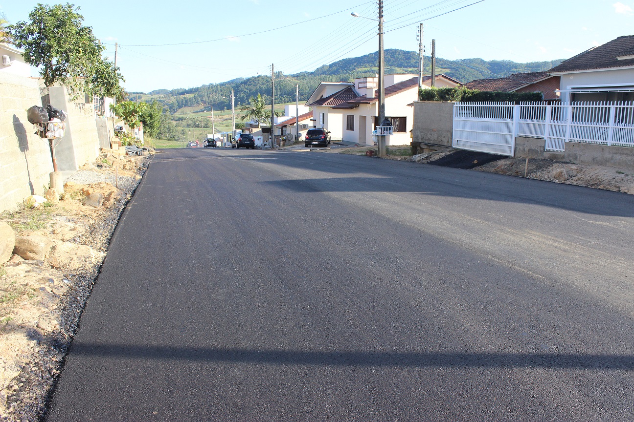 Bairro Encosta do Sol: camada asfáltica é realidade na rua Antônio Bet
