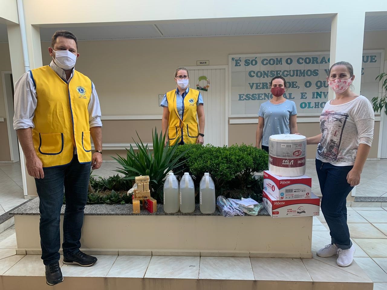 Escola da Apae e EEB São Ludgero recebem itens para combater Covid-19 do Lions Clube São Ludgero