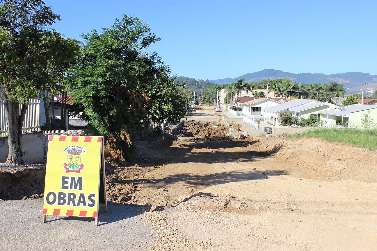 Equipe da Secretaria de Obras de São Ludgero segue realizando o nivelamento da rua Ararás