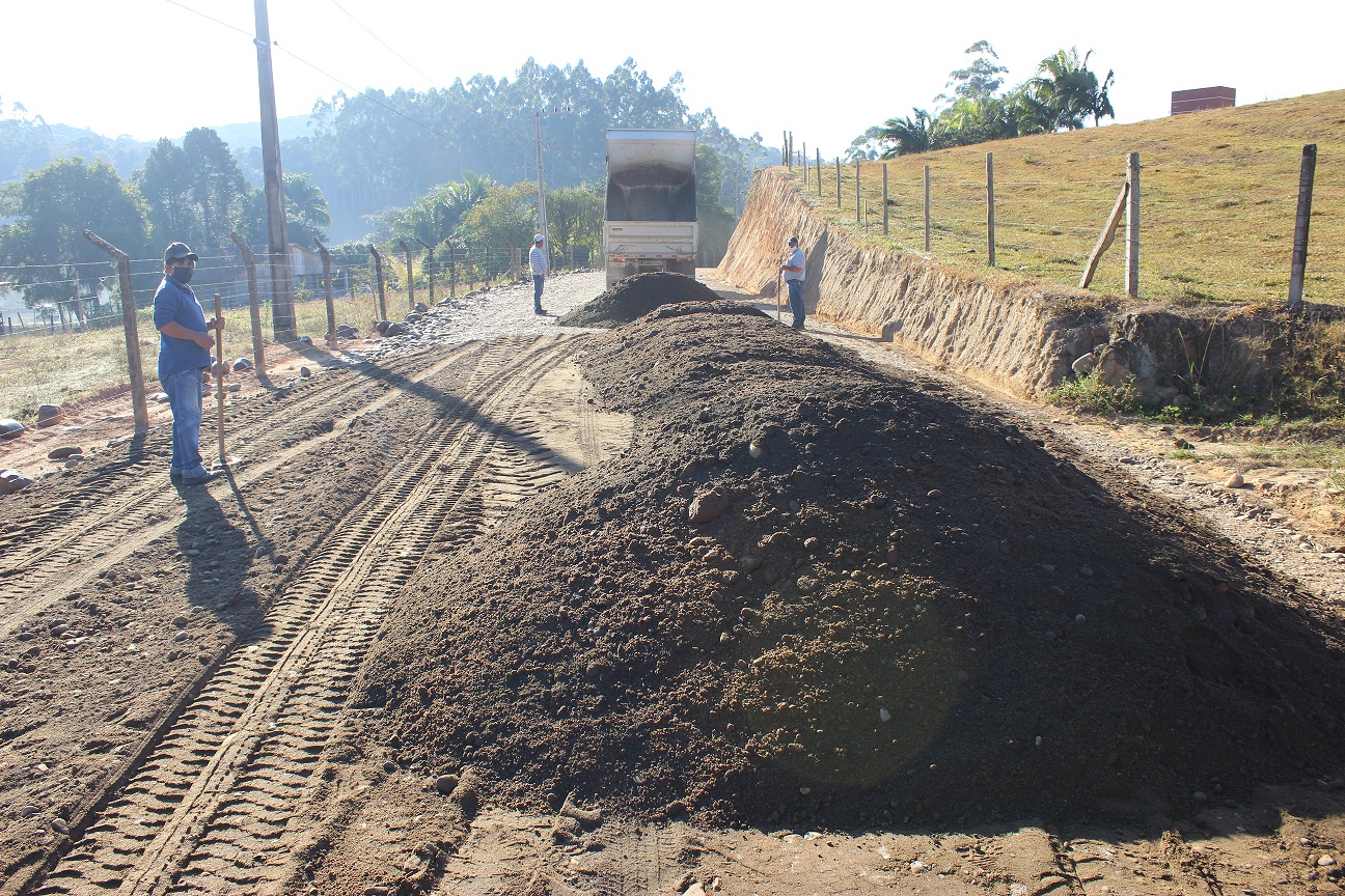 Secretaria de Obras finaliza durante a semana trabalhos de responsabilidade do município no acesso...