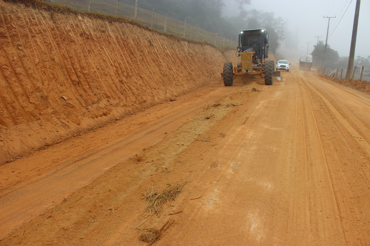 Equipe da Secretaria de Obras segue com trabalhos para pavimentar 2 quilômetros da Estrada Geral...