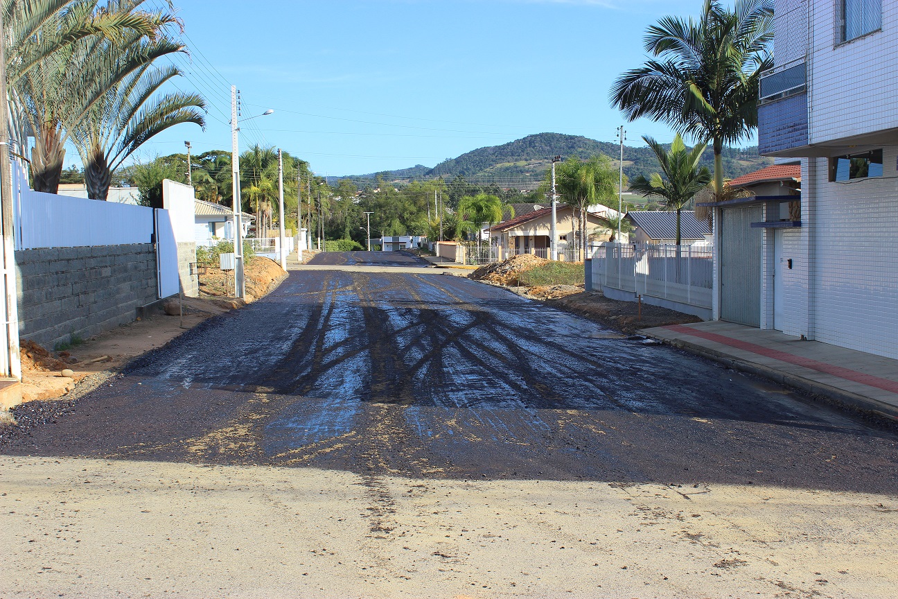 Rua Walter Buss já com imprimação para receber camada asfáltica