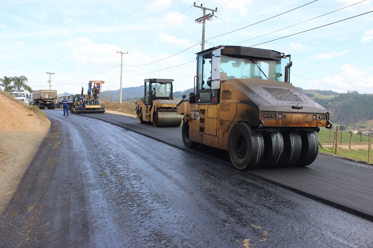 JR Construções já está colocando asfalto em 1,2 quilômetro na Estrada Geral Barra do Norte