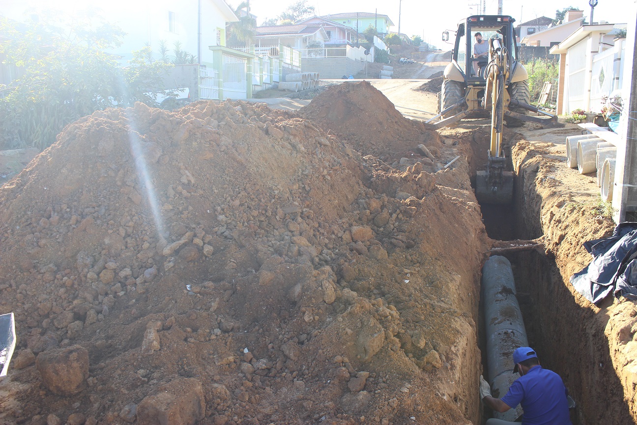 Trabalhos seguem para pavimentar trechos das ruas Alberto Warmeling, Felipe Schlickmann e Dona Luzia