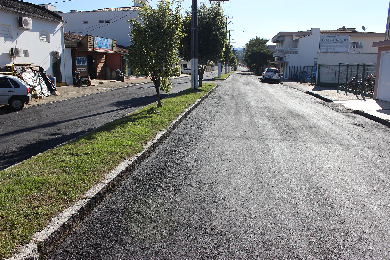 Mais um trecho da Avenida Monsenhor Frederico Tombrock recebe camada asfáltica