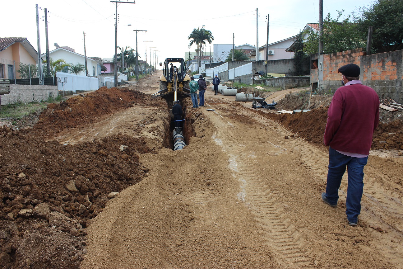 Encosta do Sol: Trabalhos seguem nas redes pluviais em trecho da rua Felipe Schlickmann
