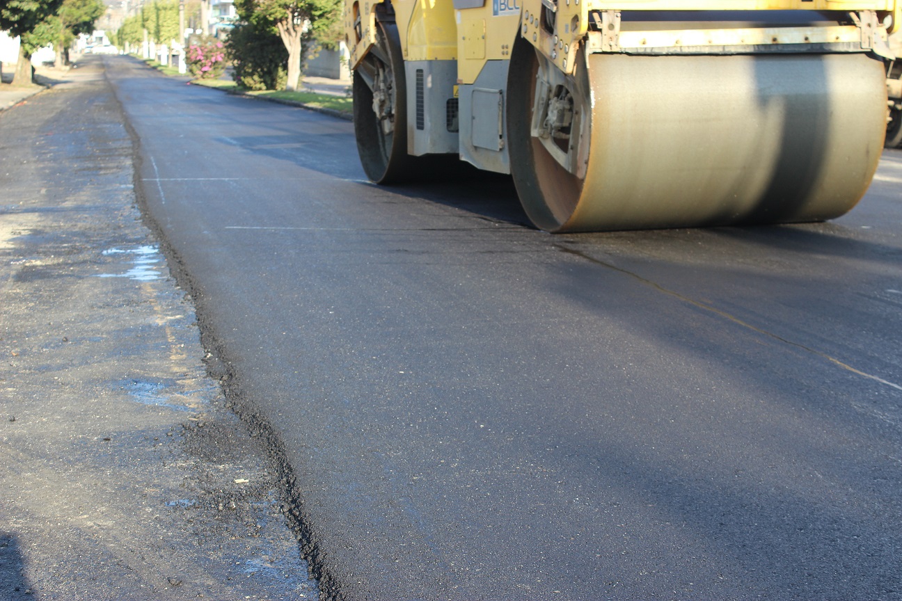 Camada asfáltica sendo colocada em trecho da Avenida Monsenhor Frederico Tombrock