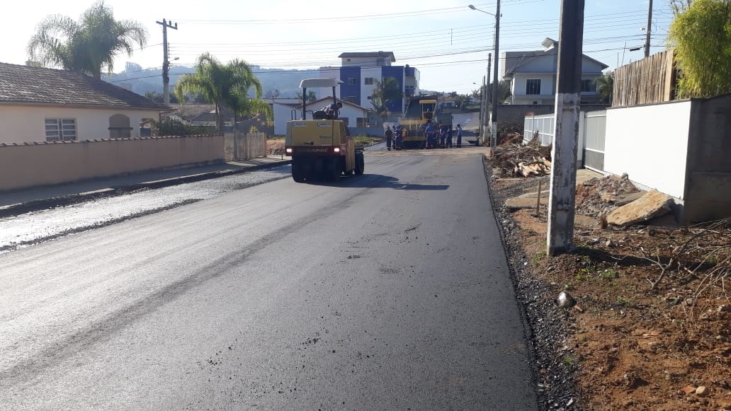 Rua Walter Buss recebendo camada asfáltica