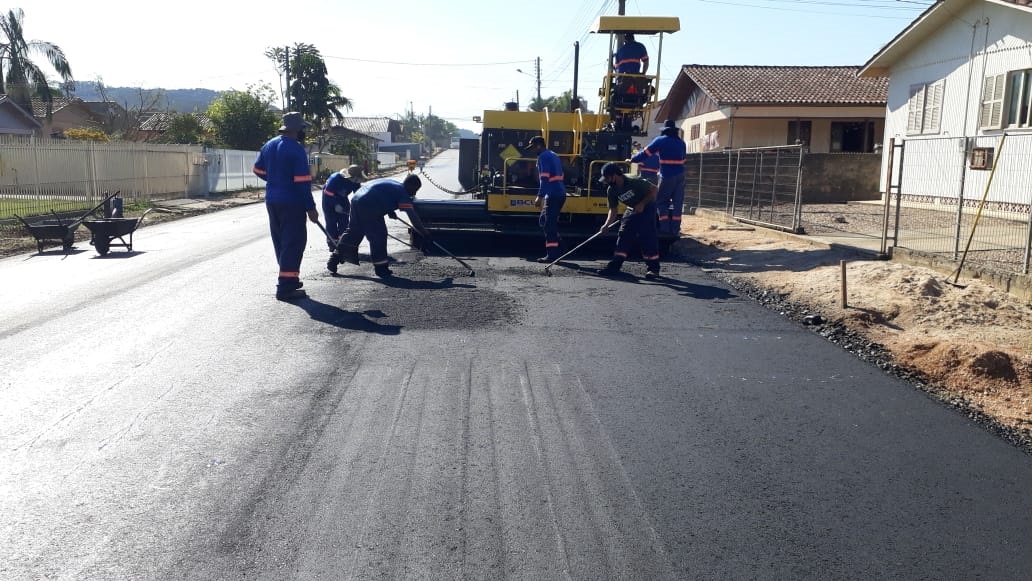 Um sábado com pavimentação asfáltica virando realidade na rua Münster  