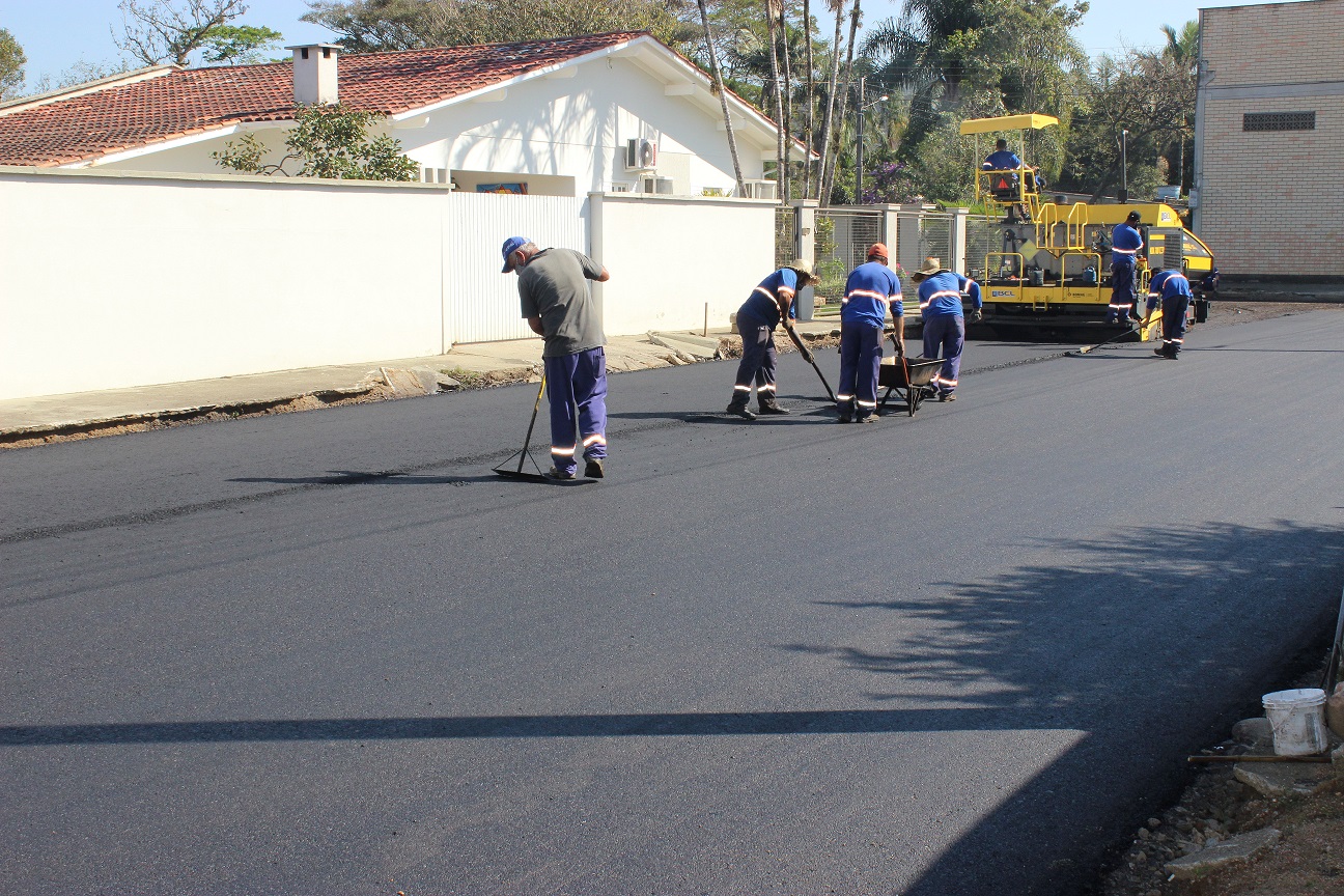 Rua Germano Roettgers e trecho da João Füchter recebendo camada asfáltica