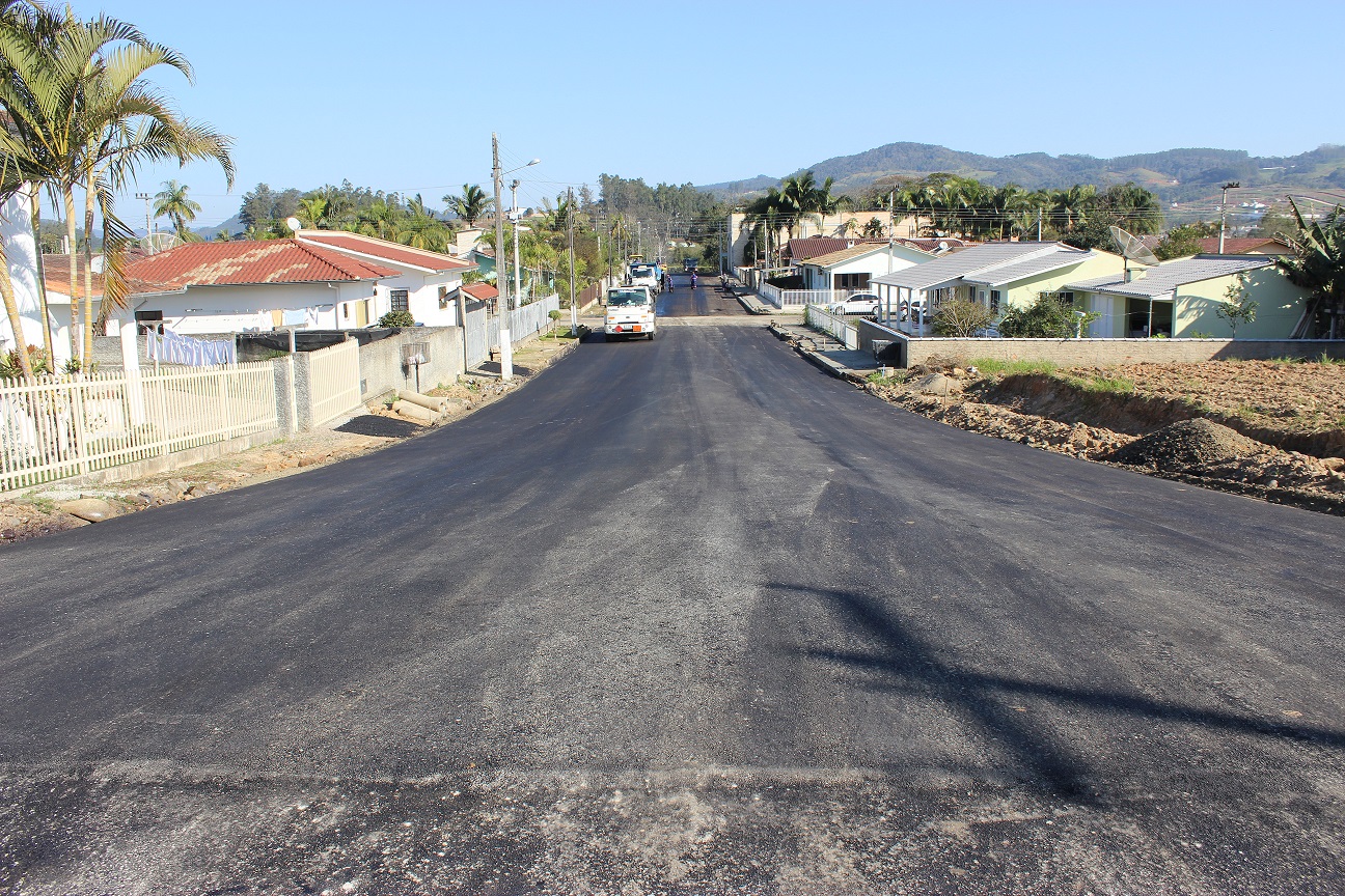 Rua Araras está recebendo camada asfáltica