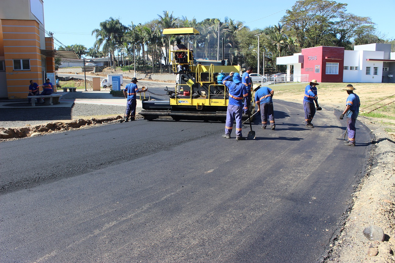 Trecho de rua em frente a ESF Margem Esquerda e o Cras recebe pavimentação asfáltica