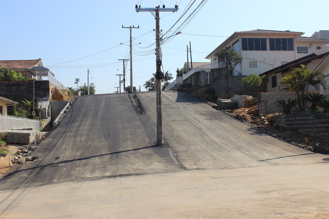 Trecho complicado da Avenida Monsenhor Frederico Tombrock recebe camada asfáltica