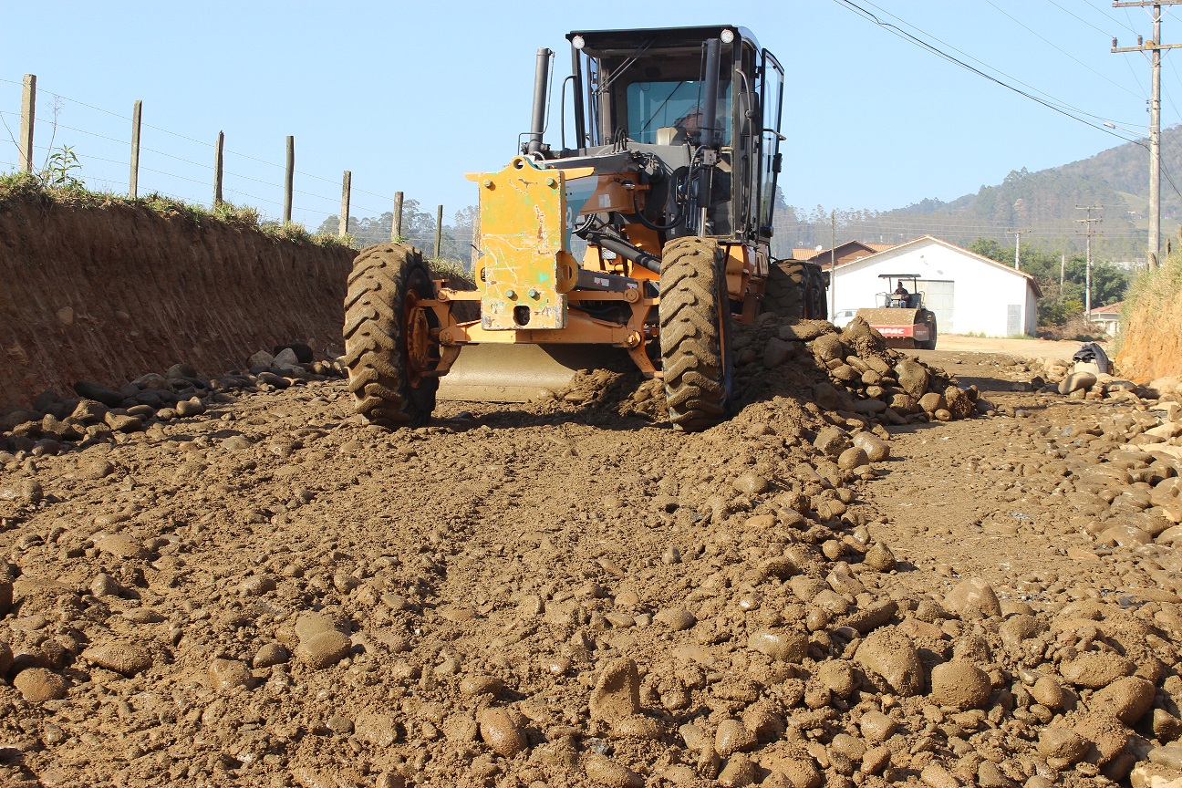 Trabalhos seguem para pavimentação de trechos das ruas Dorzinho Saquetti e Daniel Füchter