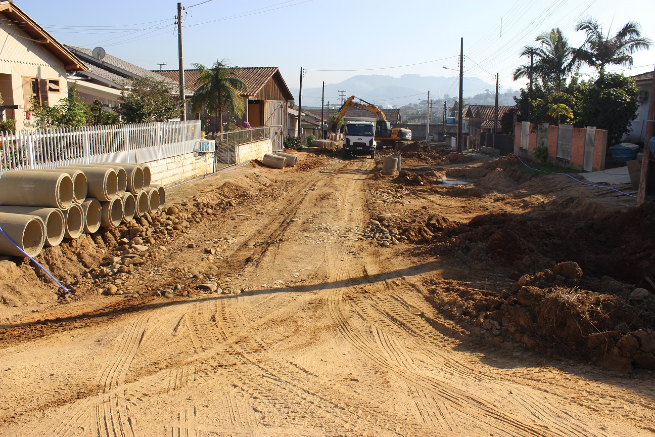 Trabalho diferenciado, devido a umidade, é realizado para pavimentar a rua Duque de Caxias