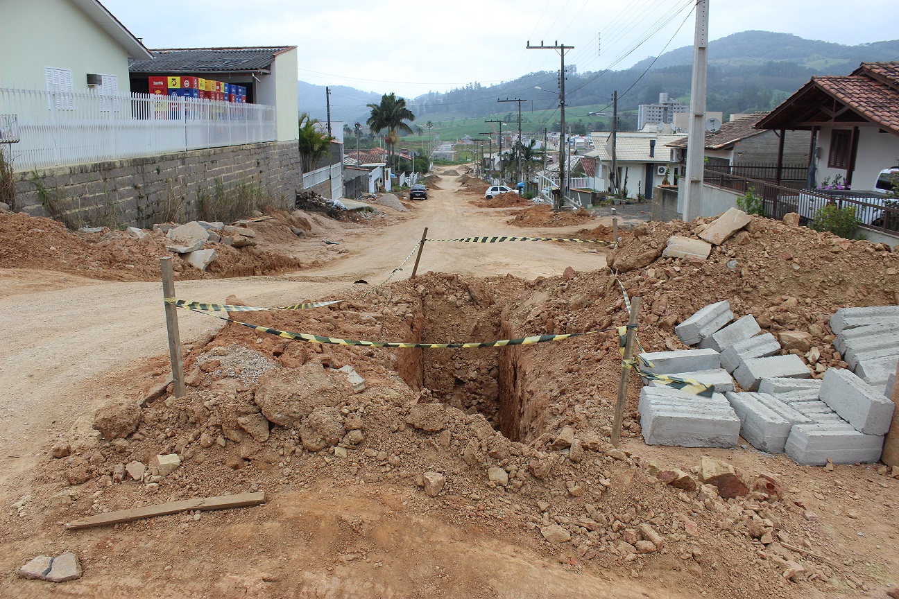 Trabalhos para pavimentação de trecho da rua Felipe Schlickmann, no bairro Encosta do Sol,...
