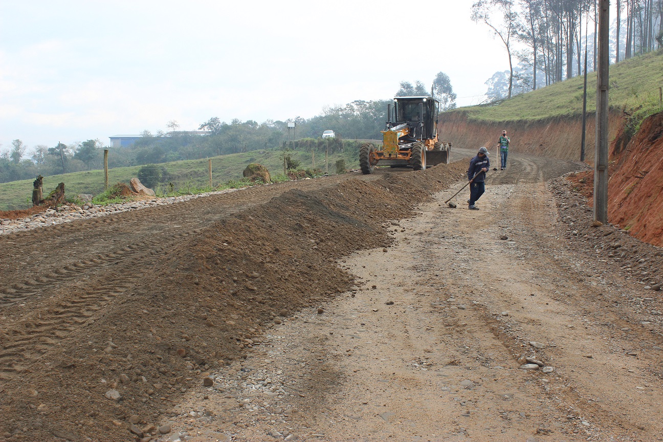 Até final de agosto mais 1,7 quilômetro da Estrada Geral Barra do Norte recebe pavimentação