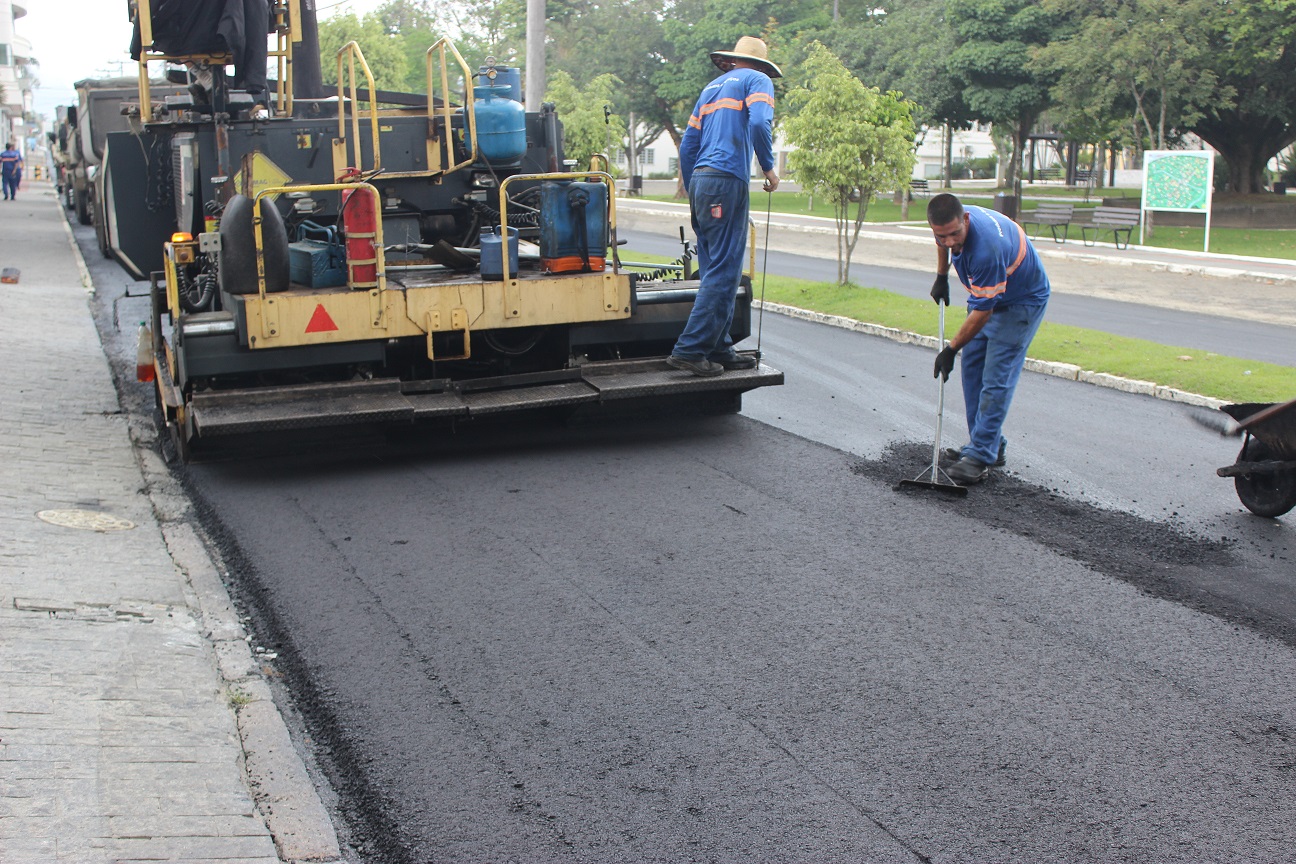 Segue a colocação da camada asfáltica na Avenida Monsenhor Frederico Tombrock