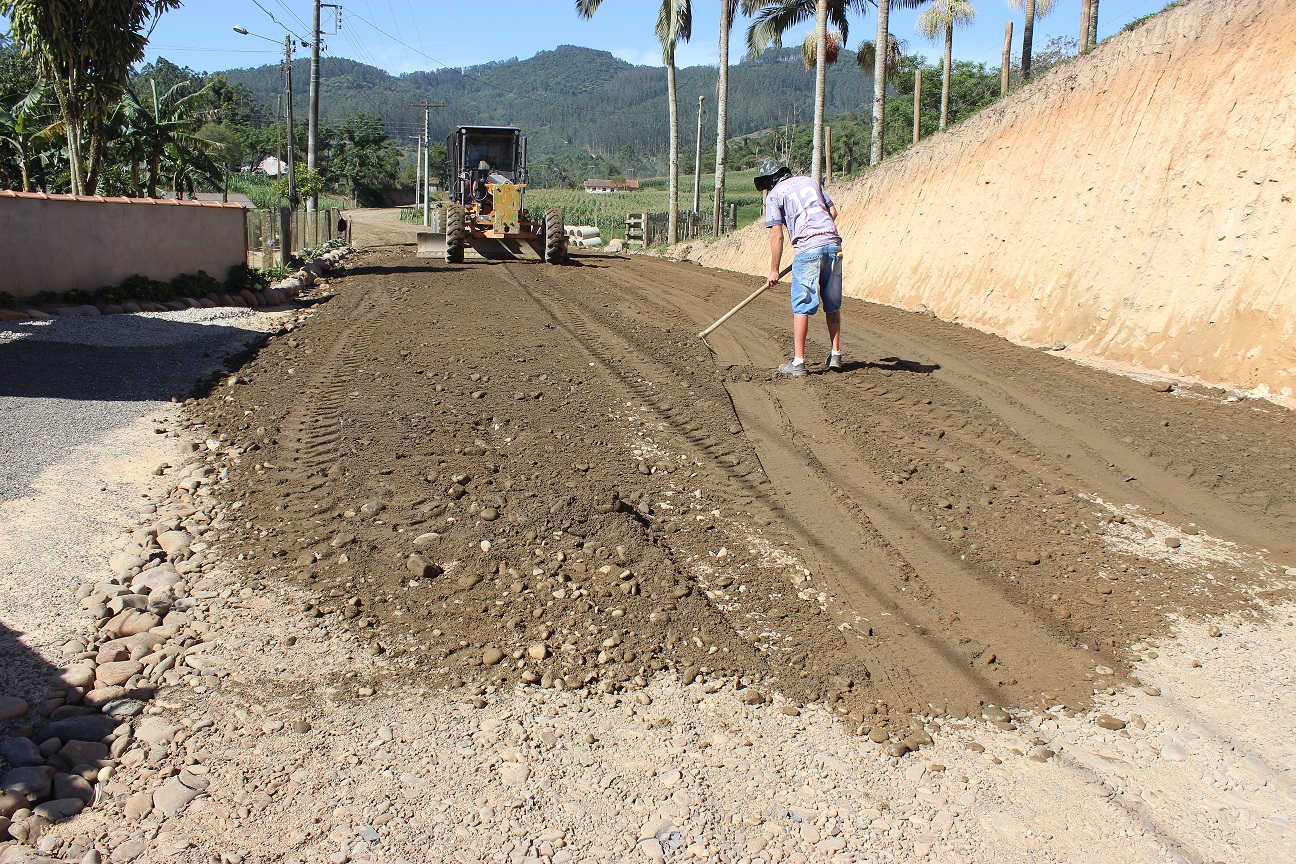 Trabalhos seguem para pavimentar mais 3,5 quilômetros da Estrada Geral Barra do Norte