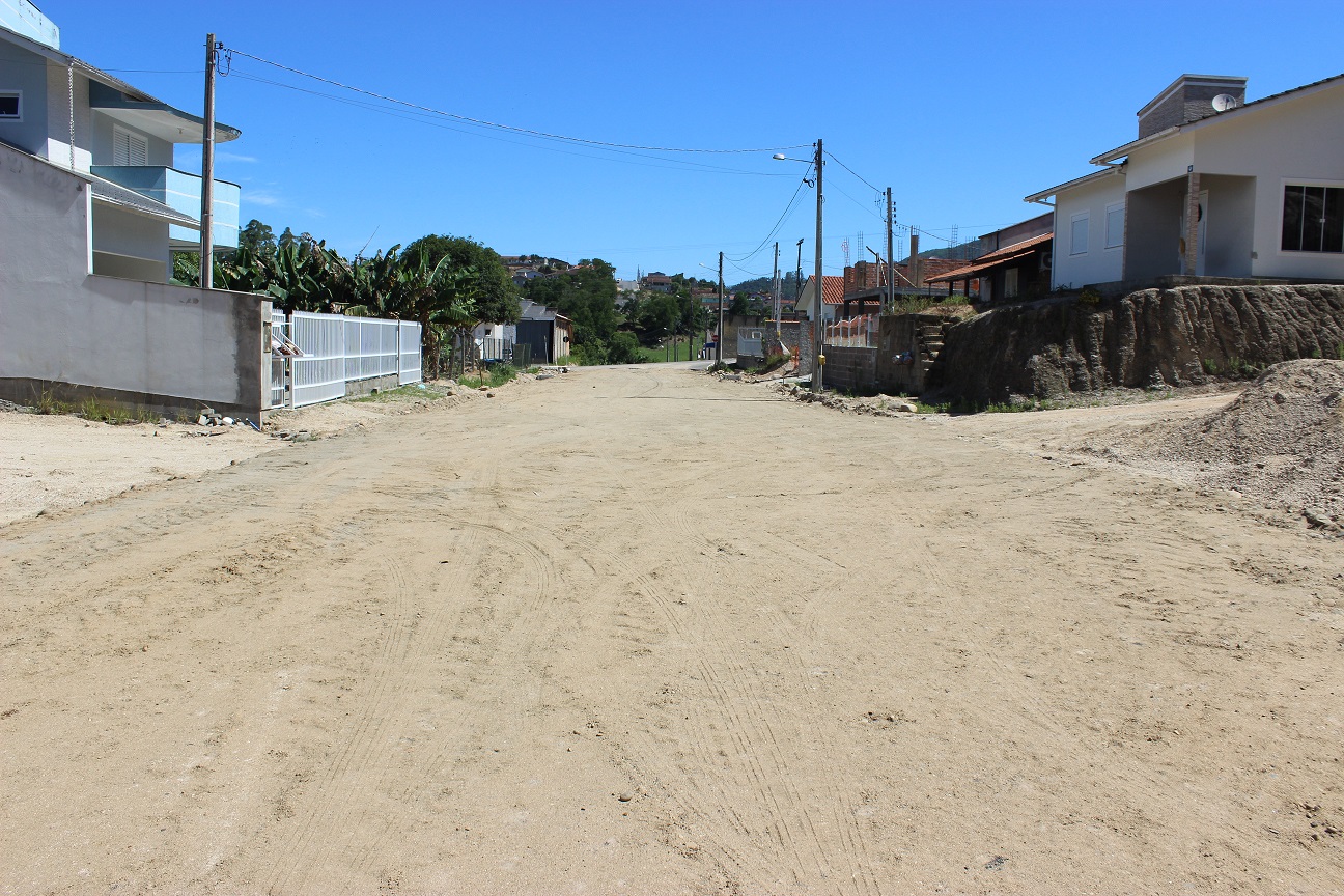 No perímetro urbano, trecho da rua Hercílio Luz, no bairro Beira Rio, encerra as pavimentações...