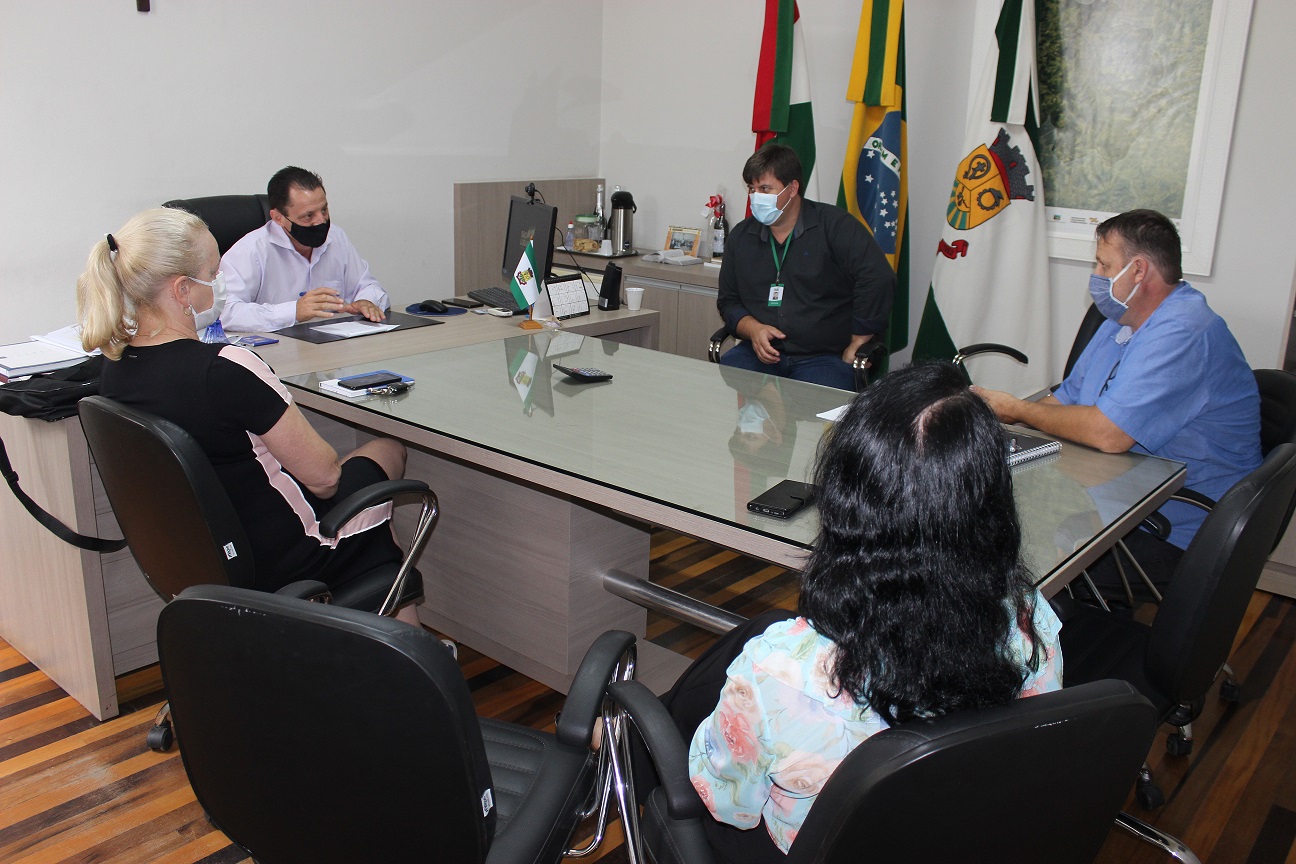 Prefeito em exercício, Valcemir Villani, reúne-se com os Secretários Municipais