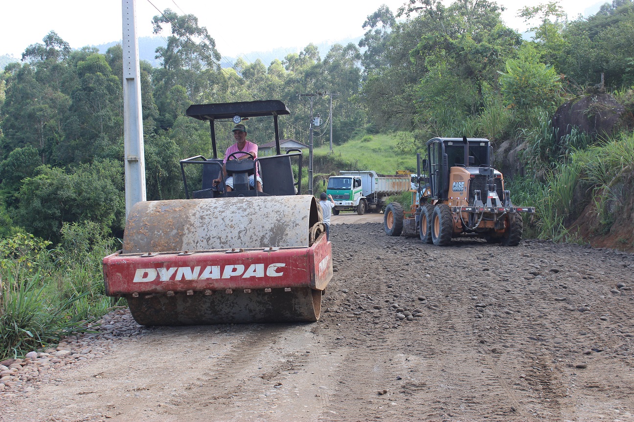 Retomado os trabalhos para pavimentar mais um trecho da Estrada Geral Barra do Norte