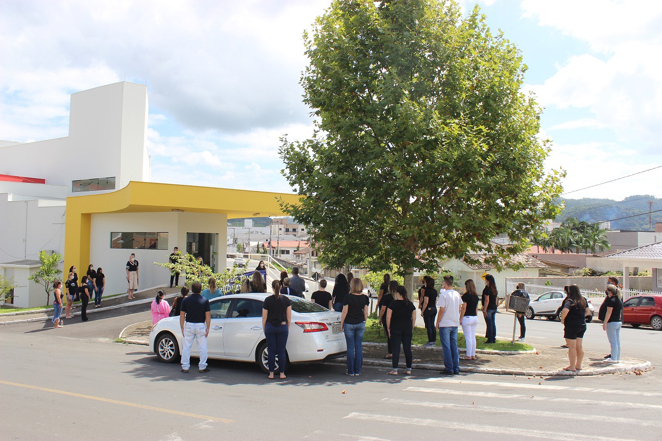 Profissionais da saúde: hino nacional brasileiro, oração, vestido de preto e um minuto de...