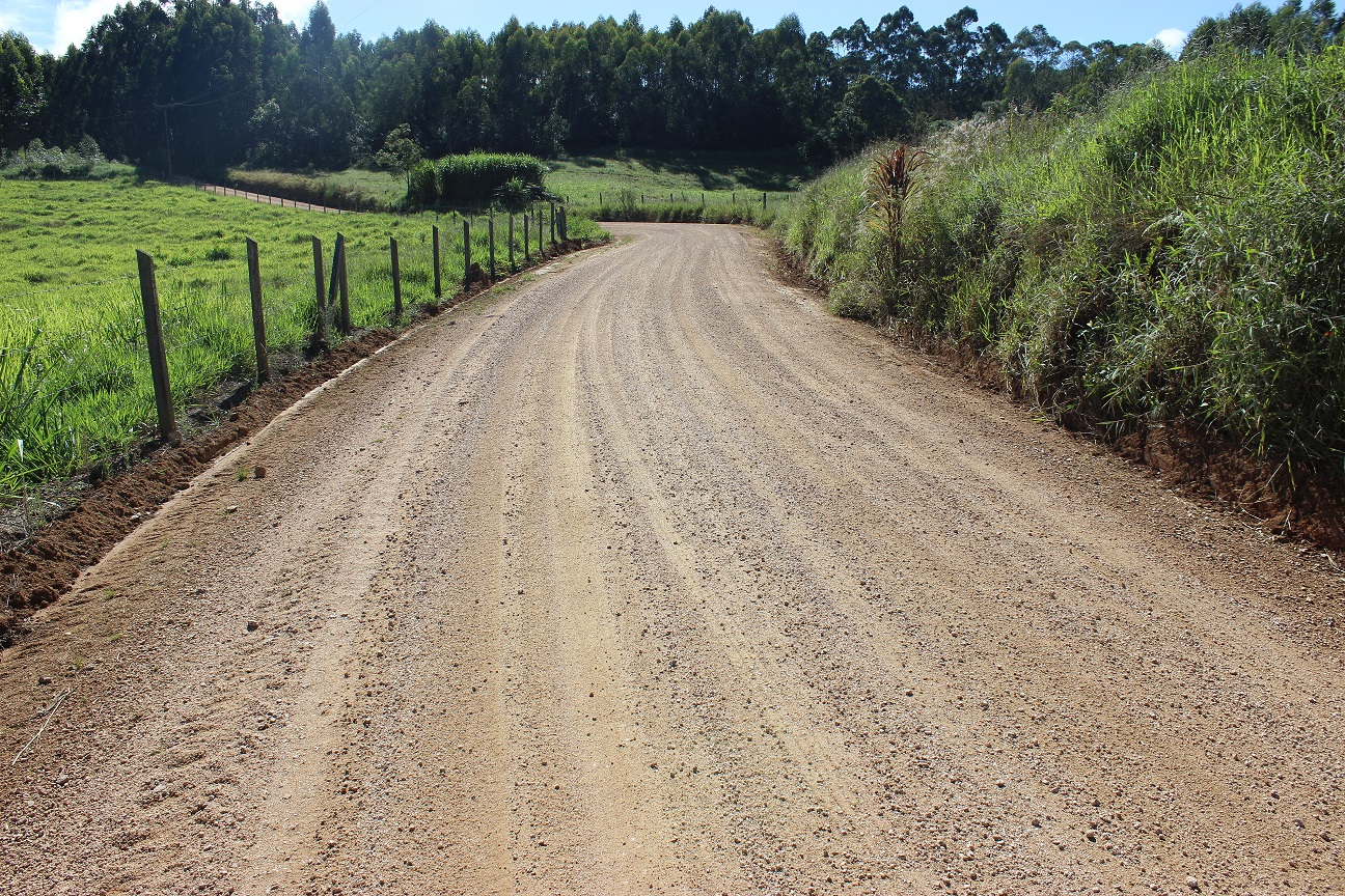 Secretaria de Obras realiza patrolamento e revestimento com areião as estradas gerais ainda de...
