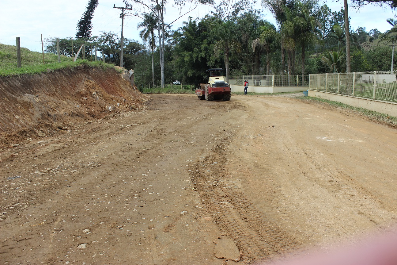 Equipe da Secretaria de Obras prepara mais um trecho da Estrada Geral Barra do Norte para receber...