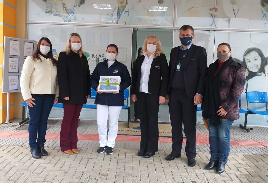 Alunos do Centro Educacional Professor Henrique Buss homenageiam os profissionais da saúde de São...