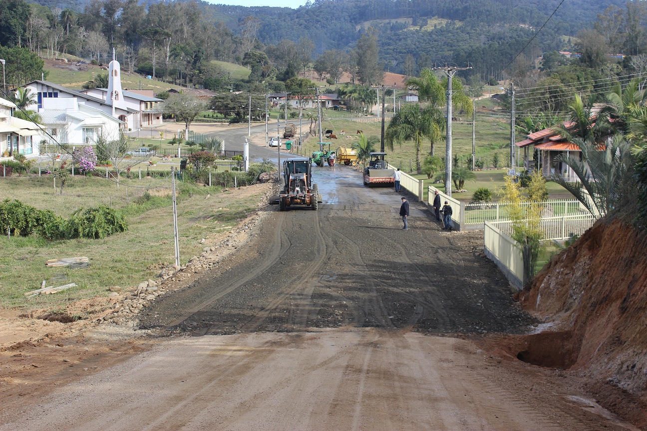 Asfalto vira realidade, amanhã, sexta-feira, 23 de julho, em mais 550 metros de via na comunidade...