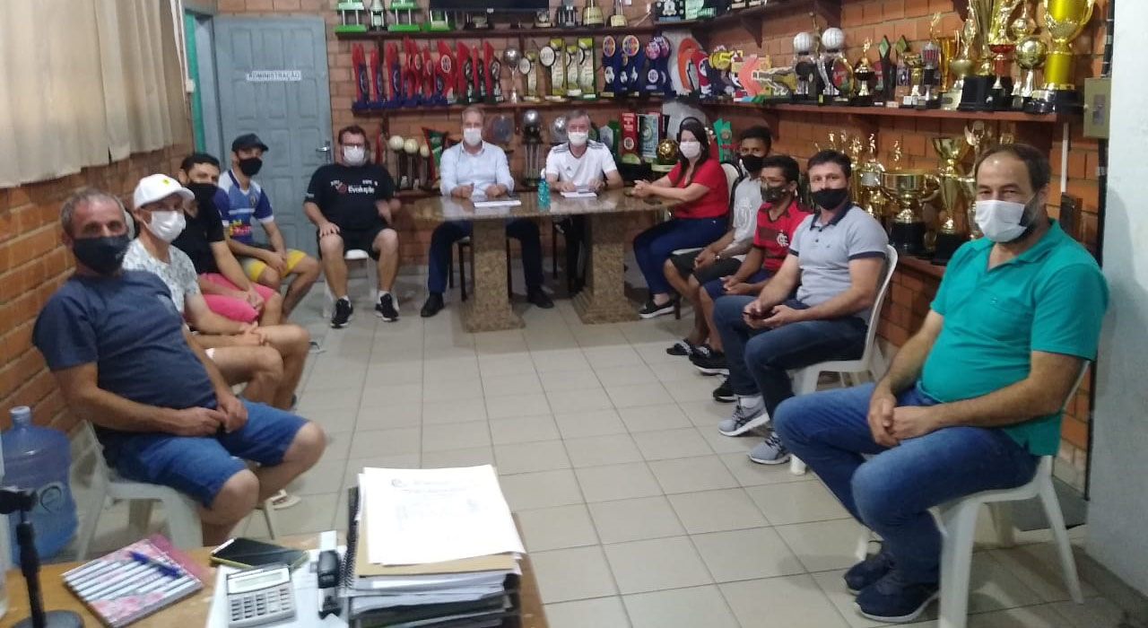 Ajax/Niehues x Apec abrem as disputas do 17º Campeonato Municipal de Futebol Suíço Coroa Bom de...