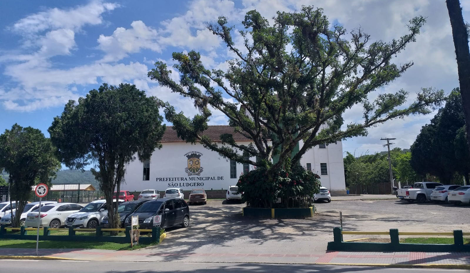 Prefeitura funcionará normalmente na segunda-feira, 1º de novembro, véspera do Dia de Finados