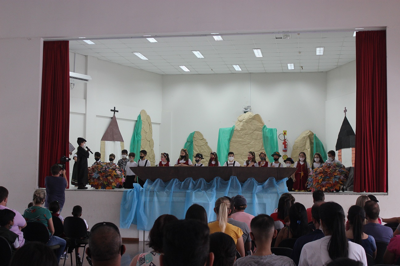 Alunos do Centro Educacional Professor Henrique Buss contam a história da colonização de São...