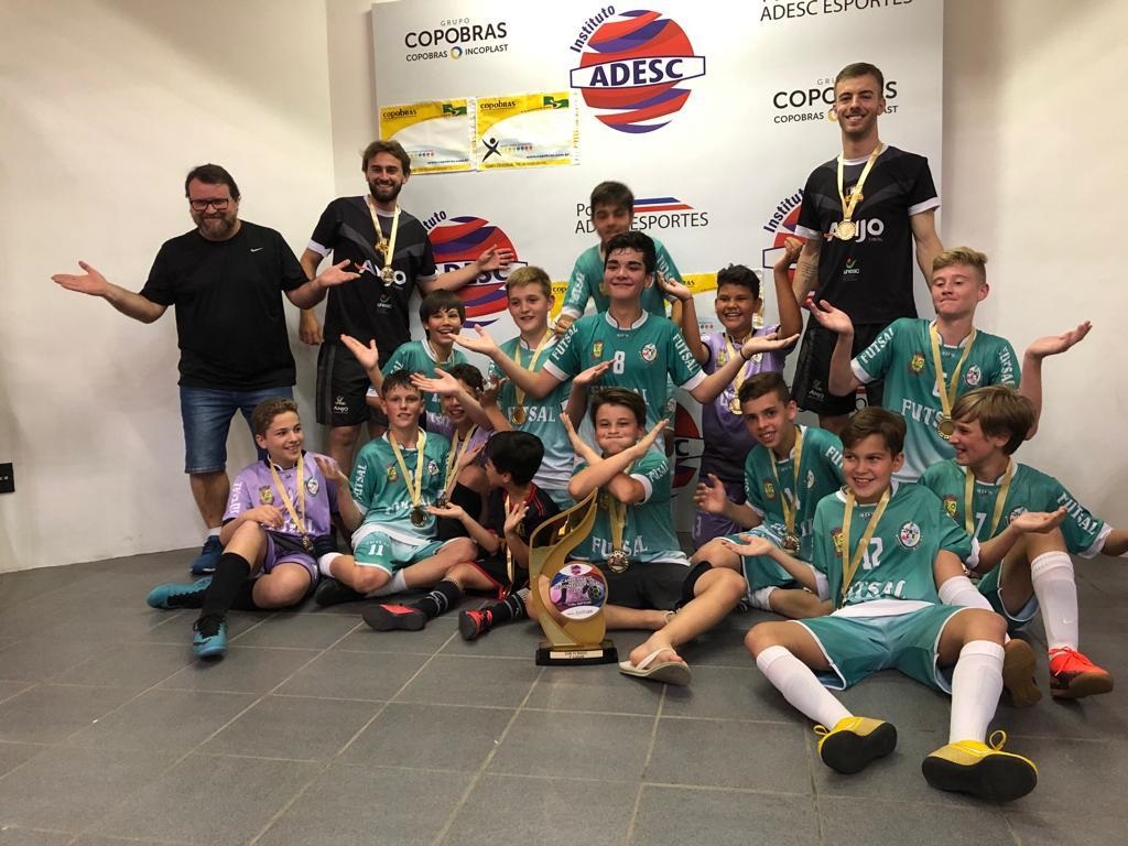 Equipe da CME de São Ludgero é campeã do 11º Campeonato Regional Adesc de Futsal Sub 13