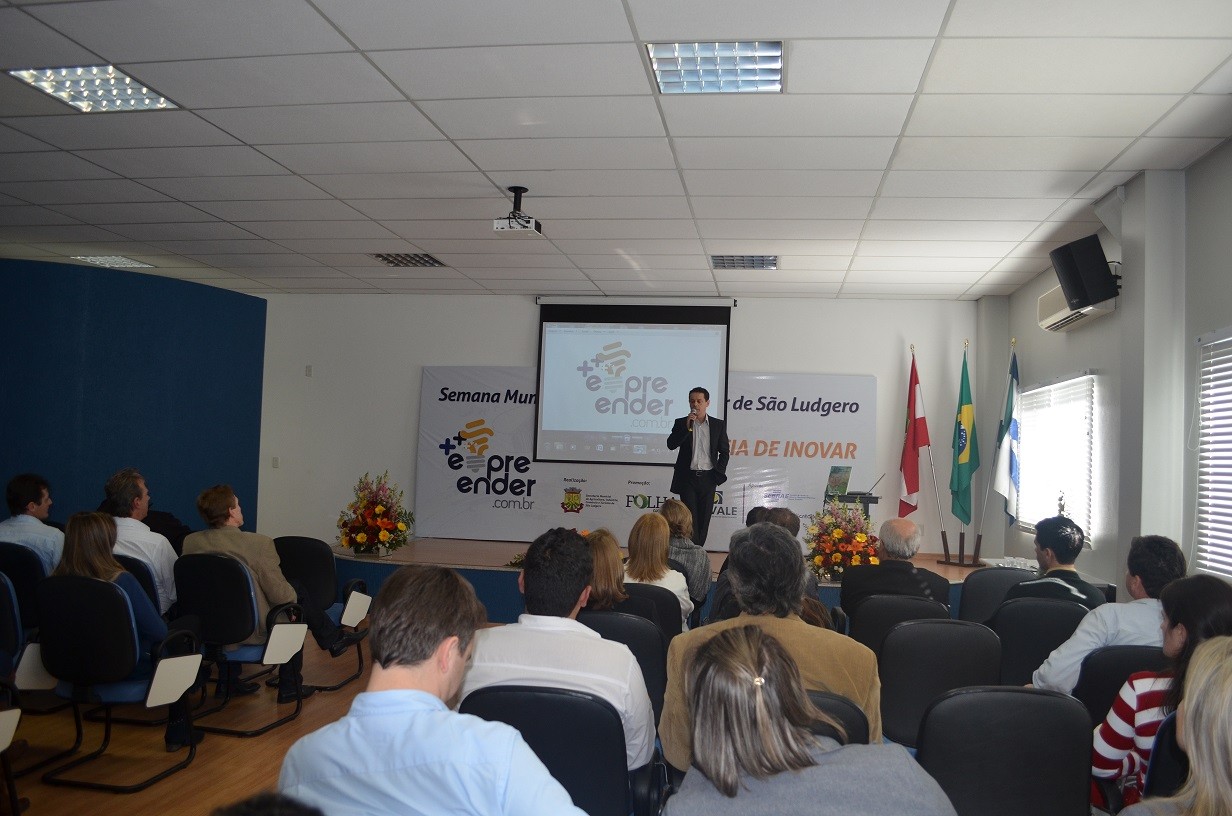 Prefeito, vice e secretários prestigiaram lançamento do livro sobre o empresário Aloísio...