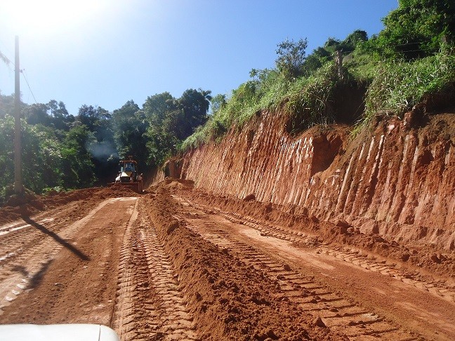 Secretaria de Obras realiza alargamentos, retiradas de pedras, colocação de drenagens e...