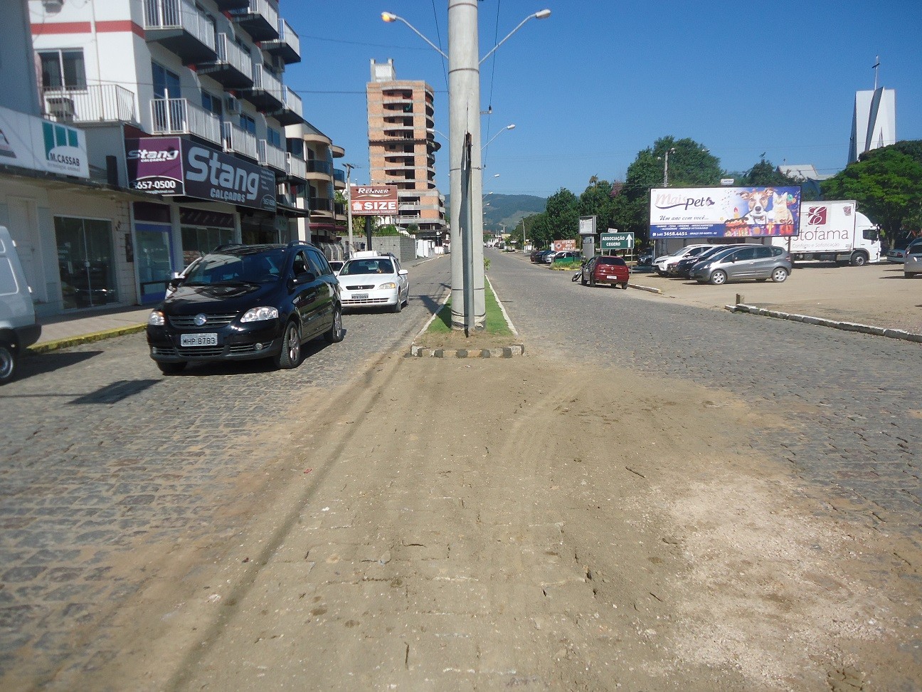 Recuos no canteiro da Avenida Monsenhor Frederico Tombrock foram realizados