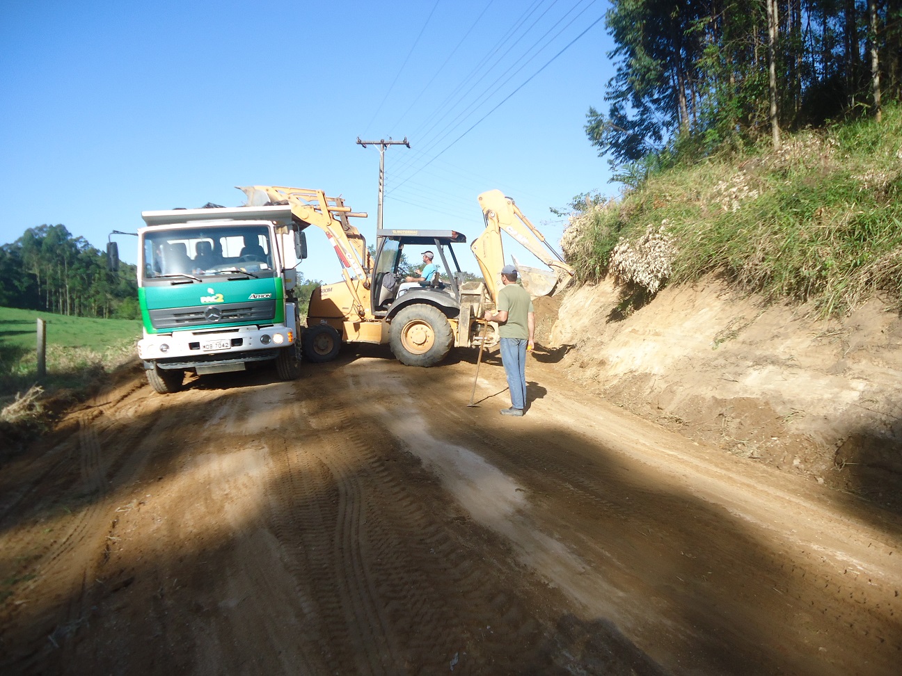 Estrada Geral entre Bom Retiro e Serrinha recebe serviço completo da Secretaria de Obras