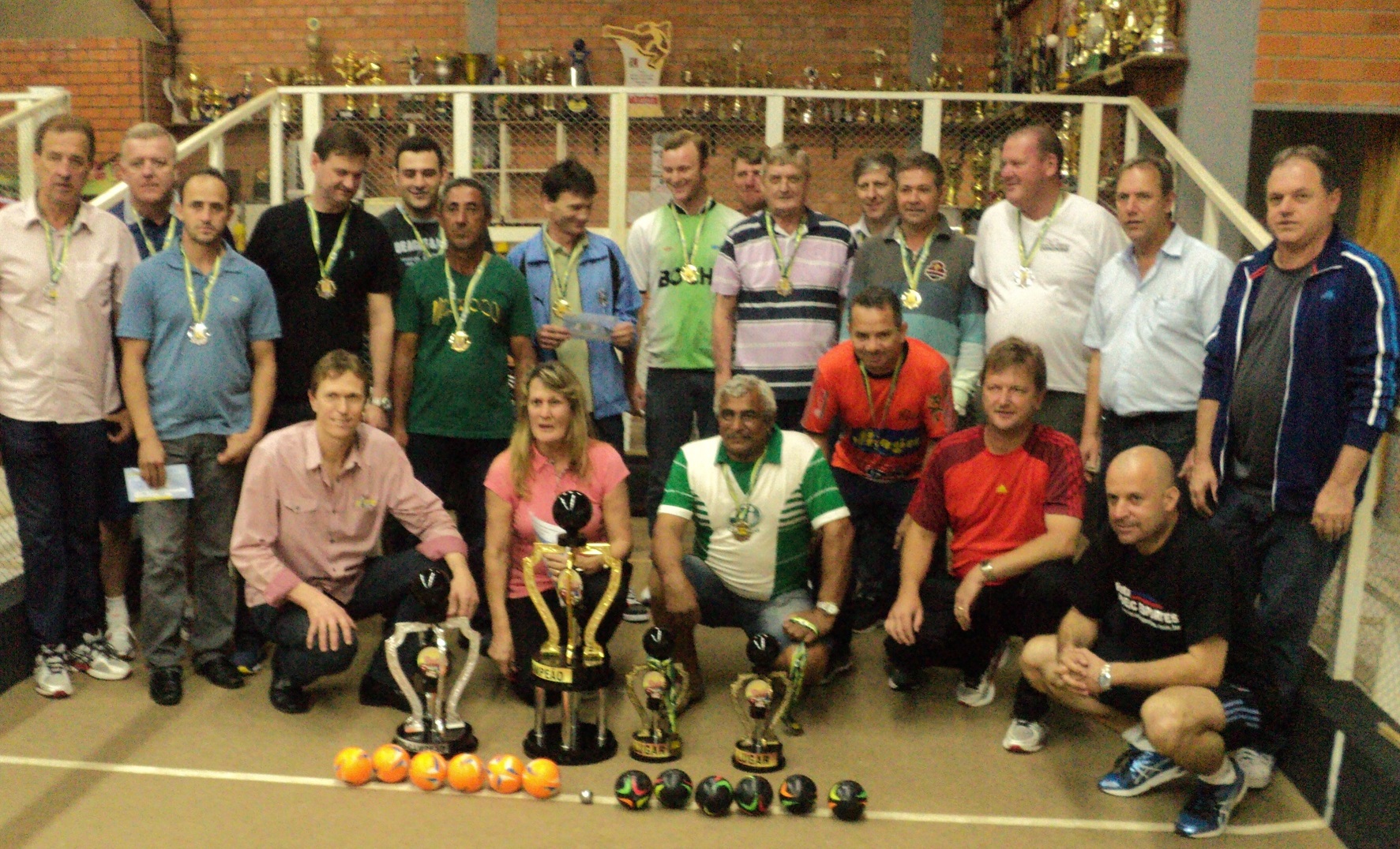 Bar dos Amigos levanta taça de campeão no Municipal de Bocha Rafa Livre 2014