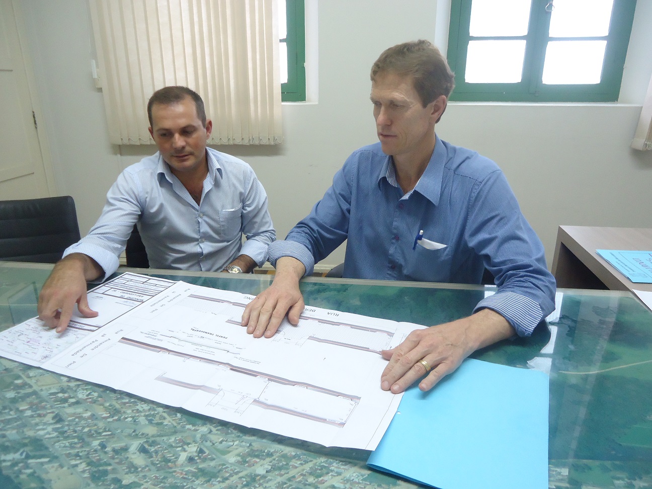 Prefeito Volnei e presidente Chero realizam reunião para tratar da pavimentação de trecho da rua...