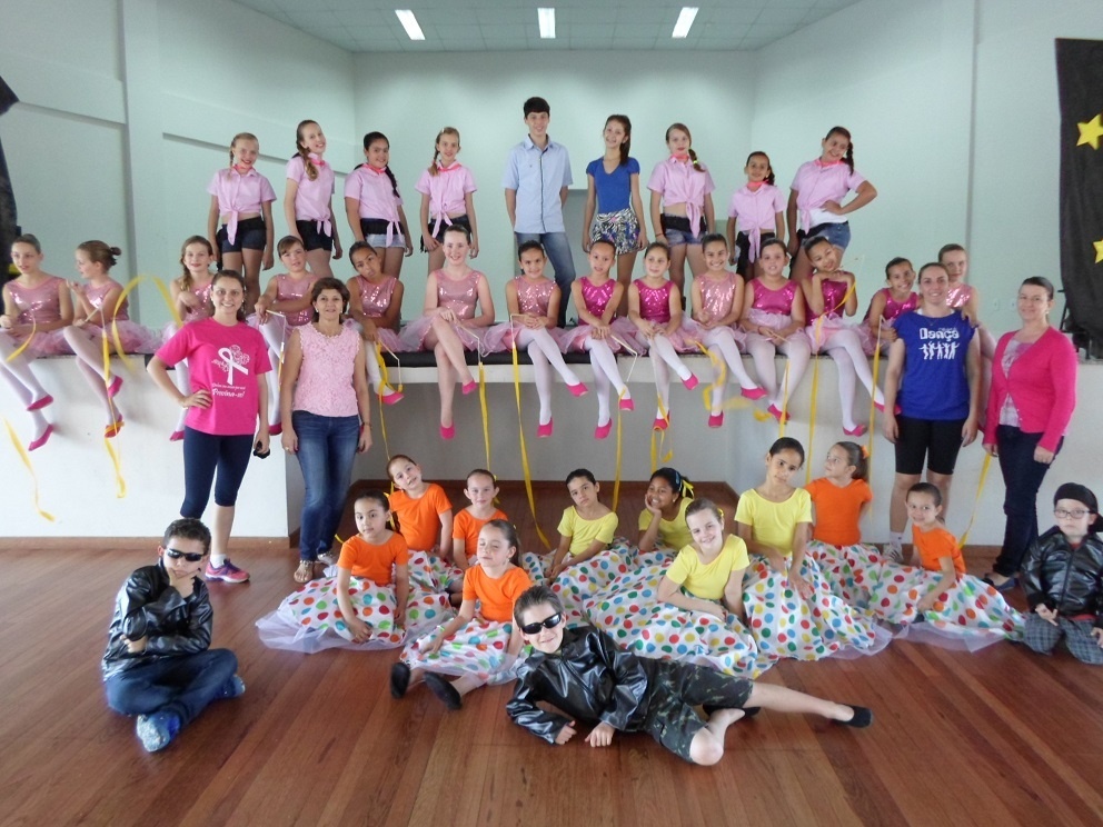 Dançarinos brilham no palco durante programação especial para crianças