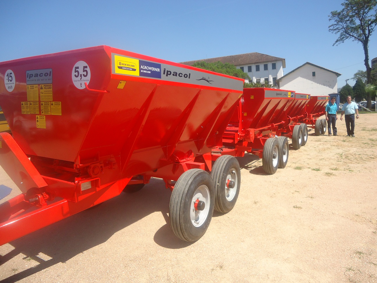 São Ludgero recebe três distribuidores de esterco seco
