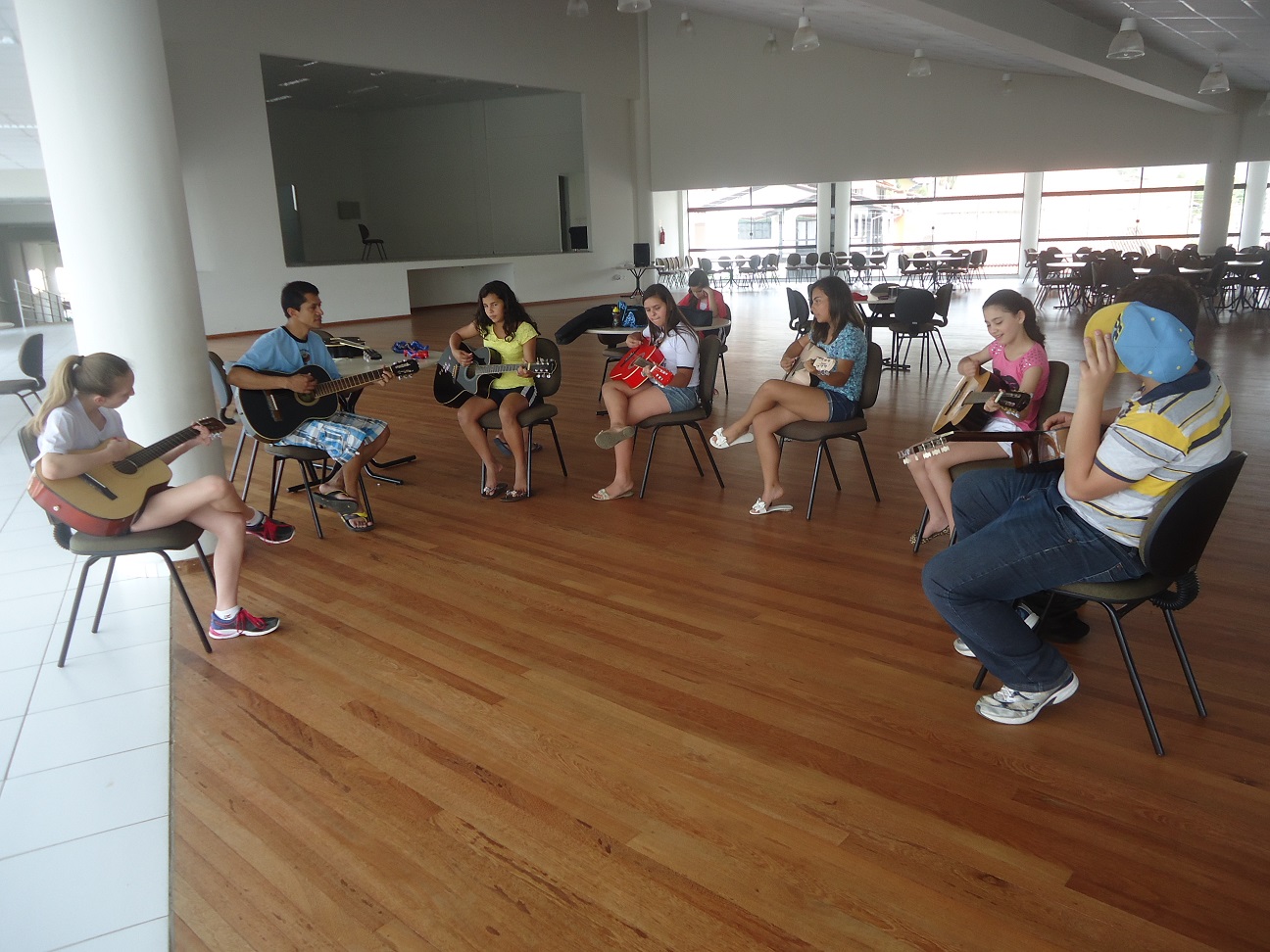 Aulas de violão são oferecidas gratuitamente através da Associação Aviva no Centro Multiuso...