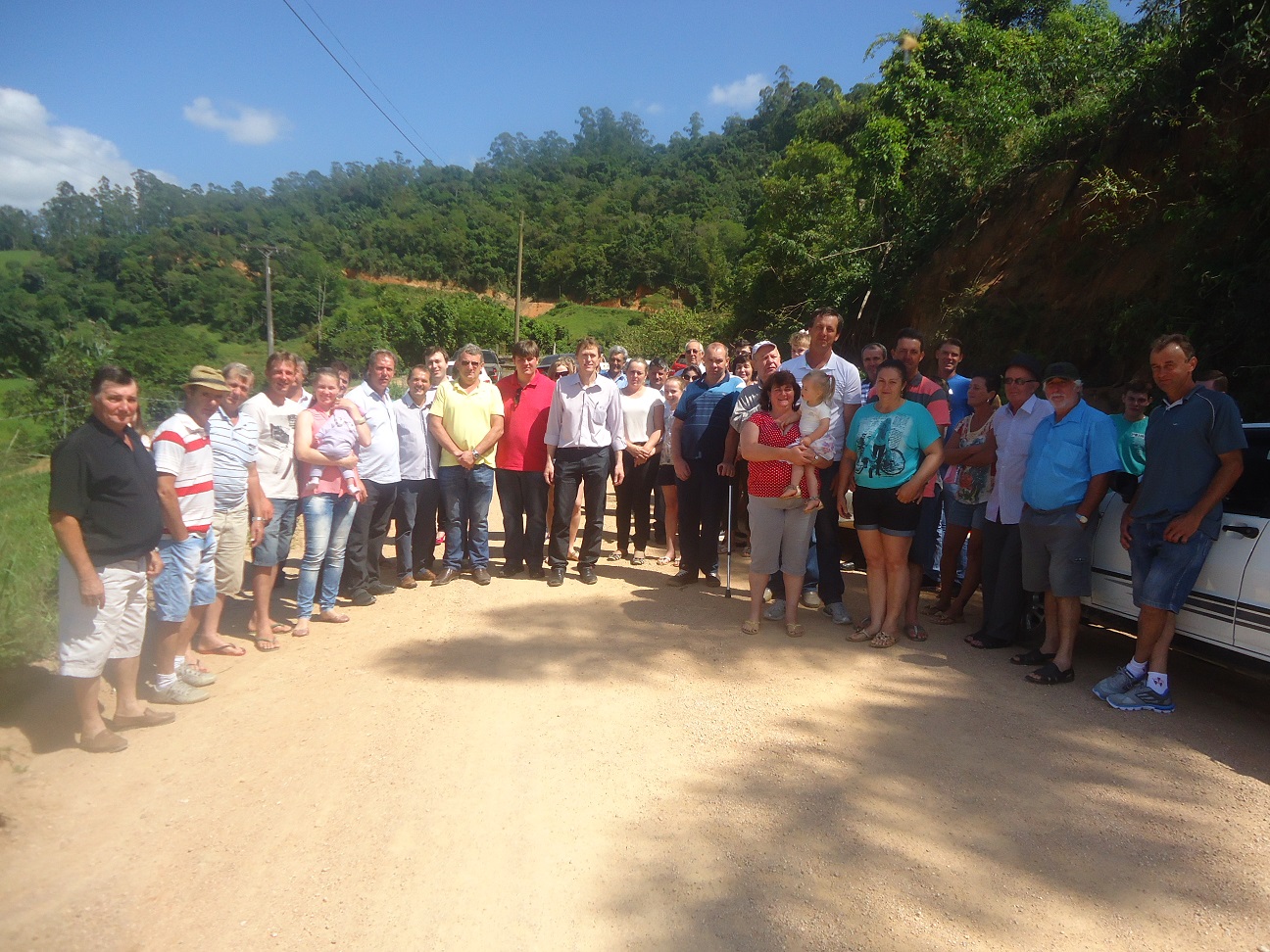 Administração Municipal entrega melhorias realizadas na estrada geral Três Divisas