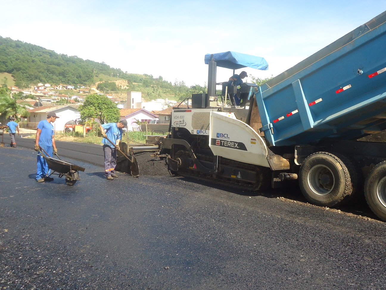 Colocação de camada asfáltica em ruas do bairro Bela Vista segue em ritmo acelerado